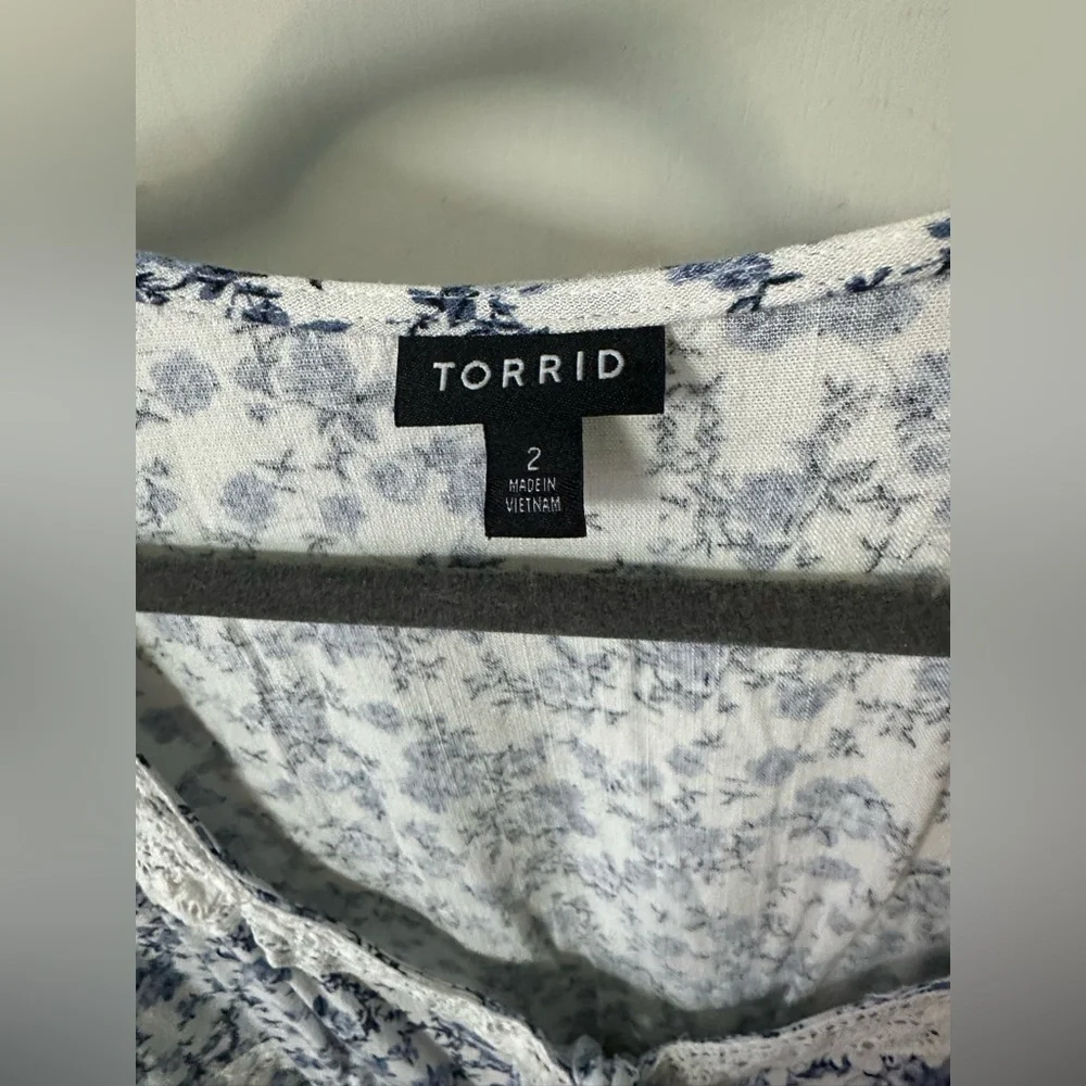 Torrid Blue and White Floral Blouse with Lace - Picture 3 of 4